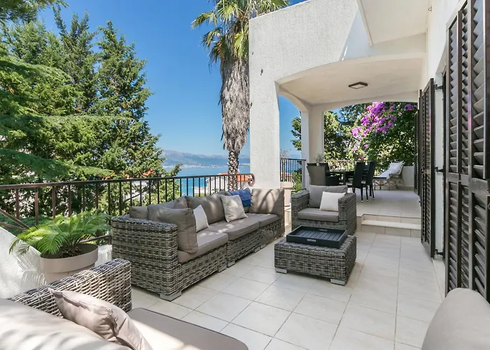 Seaside Family Friendly House With A Swimming Pool Arbanija, Ciovo - 24430 Hébergement de vacances