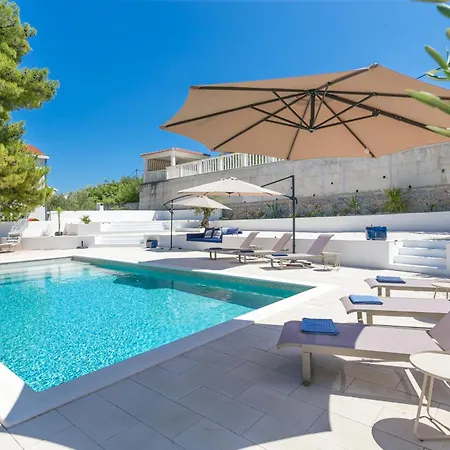 Hébergement de vacances Seaside Family Friendly House With A Swimming Pool Arbanija, Ciovo - 24430