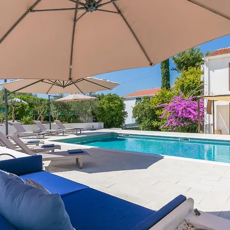 Seaside Family Friendly House With A Swimming Pool Arbanija, Ciovo - 24430 Semesterbostad *