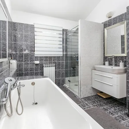 Seaside Family Friendly House With A Swimming Pool Arbanija, Ciovo - 24430 Дом отдыха Трогир