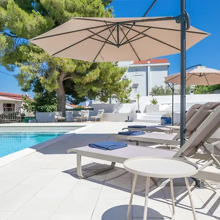 Seaside Family Friendly House With A Swimming Pool Arbanija, Ciovo - 24430 Трогир