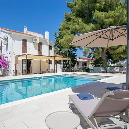 Seaside Family Friendly House With A Swimming Pool Arbanija, Ciovo - 24430 * Трогир