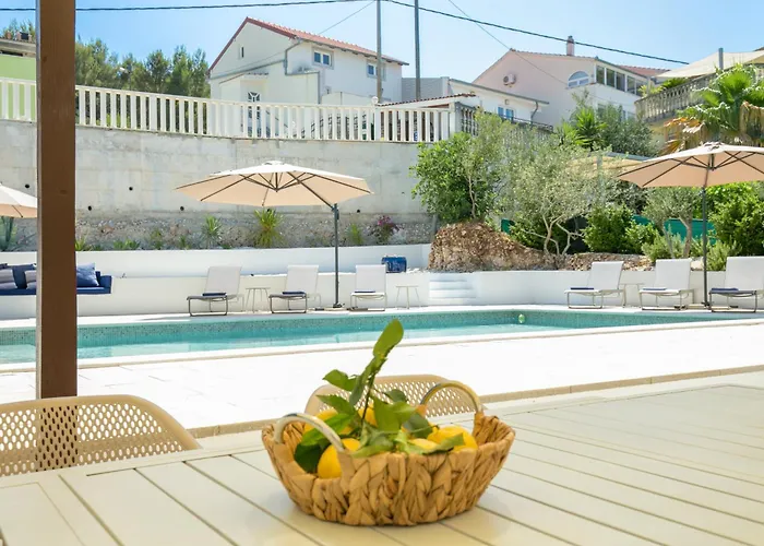 Seaside Family Friendly House With A Swimming Pool Arbanija, Ciovo - 24430 * Τρογκίρ