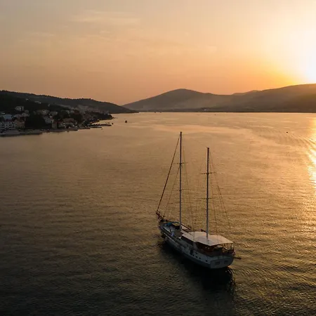 Seaside Family Friendly House With A Swimming Pool Arbanija, Ciovo - 24430 Casa de Férias Trogir